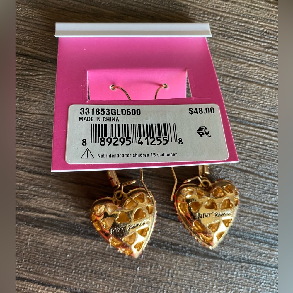 Adorable heart Betsey Johnson earrings NWT - Picture 4 of 5